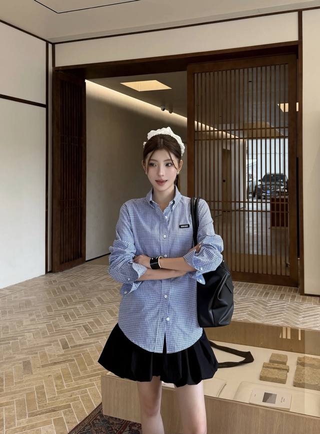 Miu 25夏季新款 格纹长袖衬衫 翻领长袖衬衫配合胸前字母徽标 增添甜美可爱气息 呈现缪系专属乖巧学院风格 轻松突出比例优势 让穿搭更减龄满分。一个色现货Sm