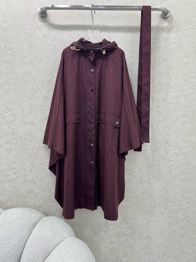 Brunello Cucinell* 25新款斗篷式长款外套 Bc家依旧极简风 连帽链条装饰单排扣无过多繁琐装饰 将品牌理念发挥到极致 落肩利落干练剪裁廓形感