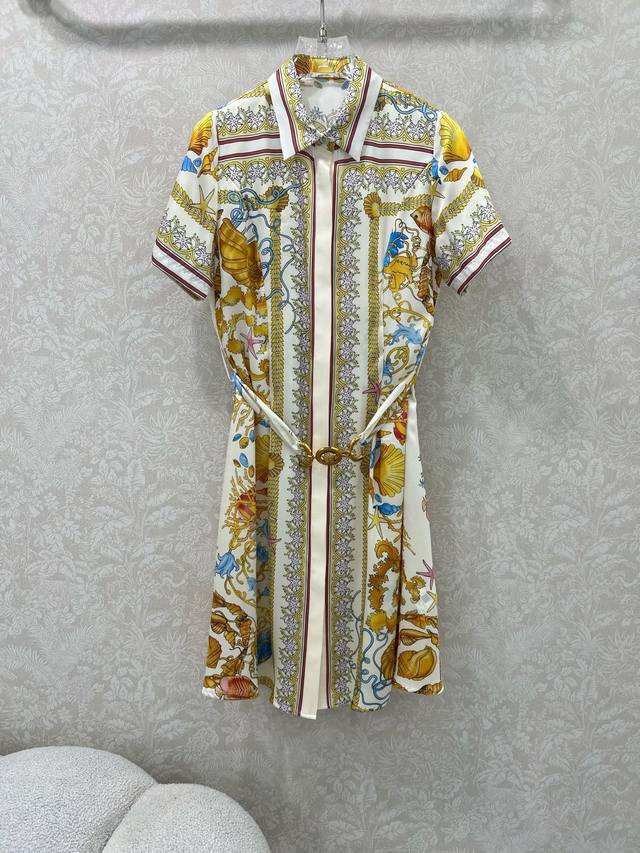 Versac*25新款定位花短袖连衣裙 经典美杜莎金色配件腰带 整体品牌调性定位印花连衣裙 后背字母Logo 超有高级感 版型剪裁恰到好处超级显腰身 任何身材都