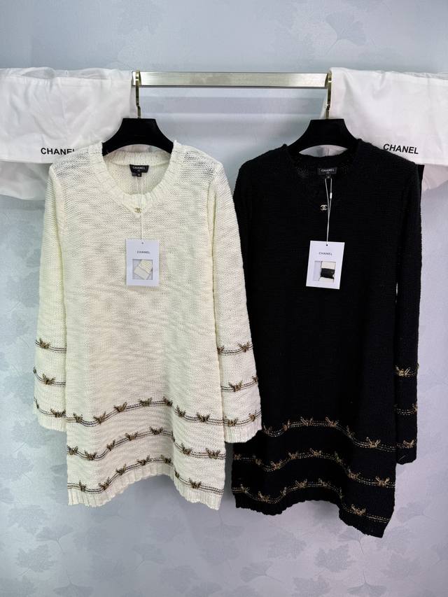 Ch*Coco女孩25春夏新品，双C金属Logo装饰金丝条纹钩织长袖连衣裙！叠搭神器单穿也好看，微微透视感，复古时髦又高级的单品！进口瑞士机织工艺，减龄少女气质