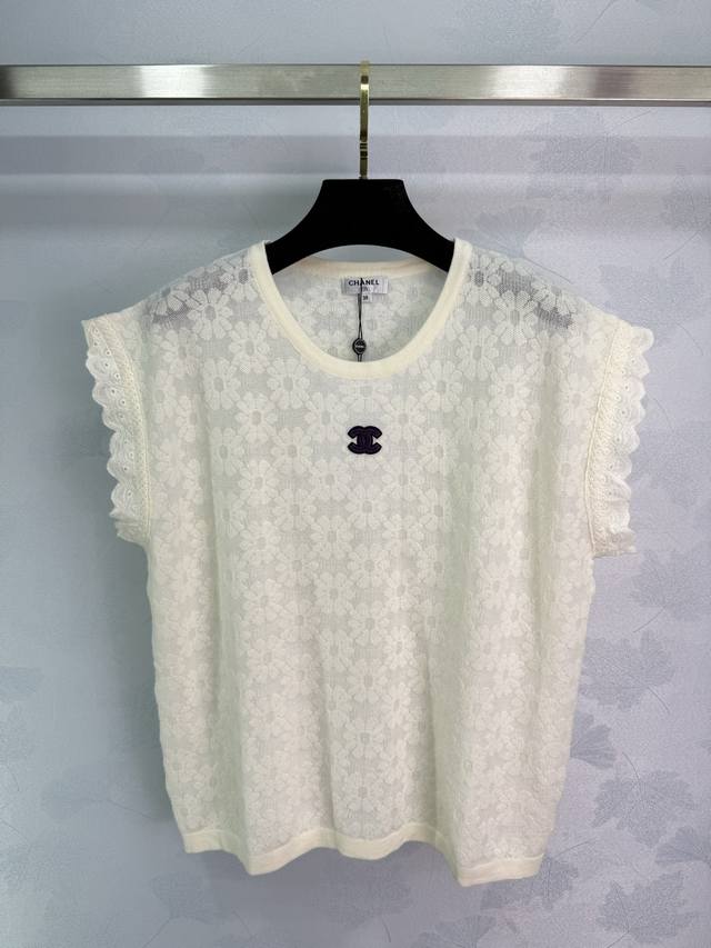 Ch*2025春夏新款蕾丝短袖上衣 精致蕾丝搭配胸前小香Logo刺绣 袖口花边设计 让复古风格强烈 减龄松弛 日常随意驾驭！1色3码Sml T226B.