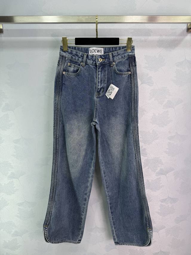 Loe*新品2025早秋新品，开衩牛仔裤，Gw同款，罗意*素板双骨开衩牛仔裤，独特裤脚开衩设计酵母洗水牛仔蓝，超柔软面料上身太显腿长了，这次的设计太绝了！裤脚恰