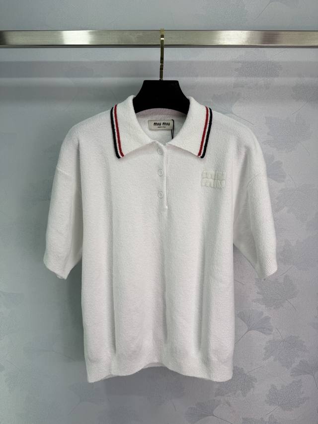 Miumi* 25Ss春夏新款 微标短款翻领针织上衣丨独家Yb开发！高版出品！翻领半开襟短袖剪裁 胸口刺绣品牌字母徽标 凸显穿搭高级感 领口袖口和下摆采用撞色条