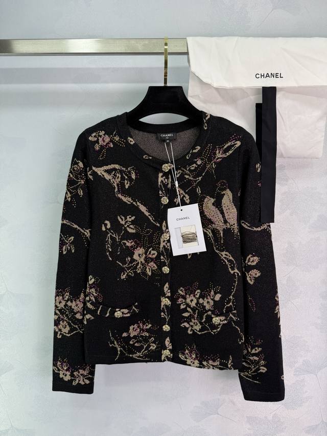 Chane*2025新品上架 烫钻花鸟针织开衫 定制Yb棉毛纱线织造 密度细针织造 清晰毛感肌理 舒适亲肤 正肩开衫剪裁 直筒略宽松版型 穿出慵懒松弛感 通体以