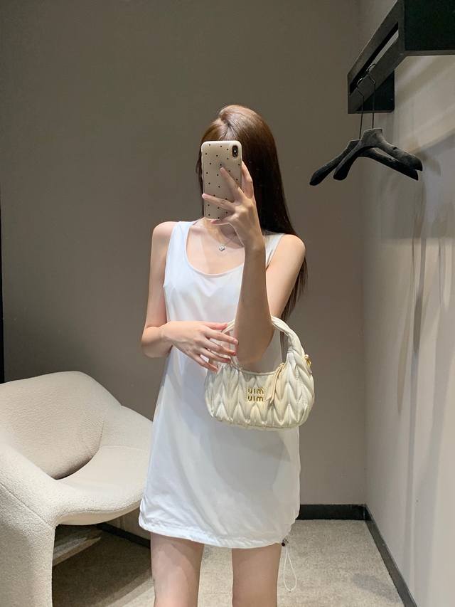 Prad* 25Fw早秋新款 Re-Nylon 双面无袖背心连衣裙丨独家Yb开发！高版出品！出街回头率 定制面料 透气舒适 形成的视觉效果上身整个显瘦又高级！是