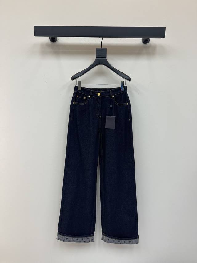 Louis Vuitto*25新款老花卷边牛仔裤这款裤子简直是时尚与舒适的完美结合，让我爱不释手！这款牛仔裤的设计超级有范，满印的老花图案，可卷边可放下的设计理