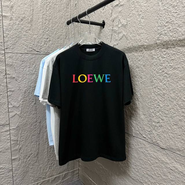 Loew* 罗意*威 2025春夏款 经典简约个性前后字母图腾立体硅胶Logo 定制双纱平纹纯棉面料 短袖T恤 男女同款颜色：黑色 白色 花灰色尺码： S 90