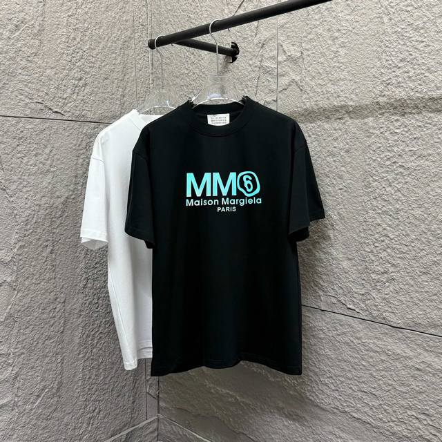 Mm6 马吉*拉2025春夏新款 Mm6字母经典 偏光变色立体硅胶工艺 短袖T恤 定制双纱平纹纯棉面料 男女同款.颜色：白色 黑色 安哥拉红色尺码： S 90-