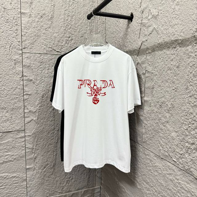 普拉*达 Prad* 2025春夏款 个性经典立体植绒工艺 定制双纱平纹纯棉面料 短袖T恤 男女同款颜色：黑色 白色 尺码： S 90-130斤 M 120-1