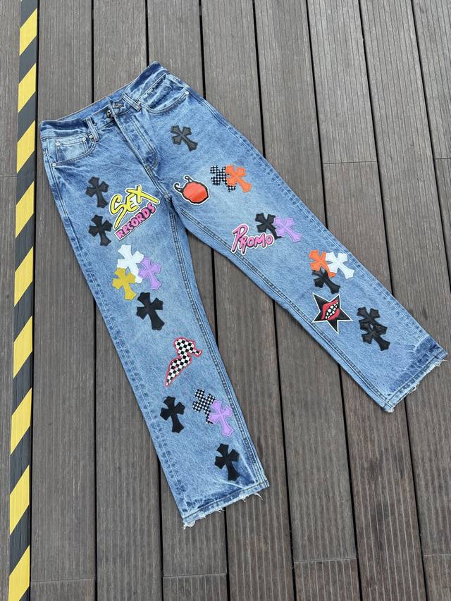 顶级版本，区别市场通货 Comehearts 蓝牛章仔直筒裤顶级重工时髦设计一贯的高街奢华风格打造 说起这个风格藏银家族跟Gu家族绝对是其中的翘楚代表性品牌 尤