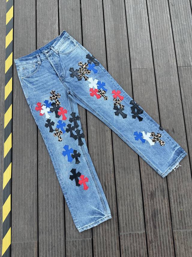 顶级版本，区别市场通货 Comehearts 蓝裤多皮直筒裤顶级重工时髦设计一贯的高街奢华风格打造 说起这个风格藏银家族跟Gu家族绝对是其中的翘楚代表性品牌 尤