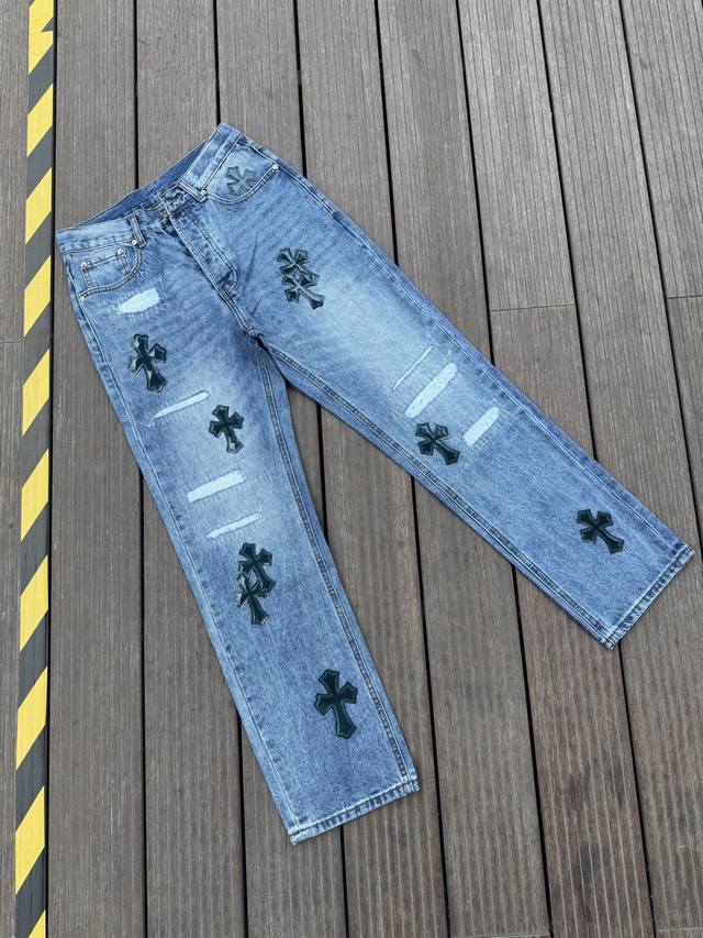 顶级版本，区别市场通货 Comehearts 蓝牛破洞星空直筒裤顶级重工时髦设计一贯的高街奢华风格打造 说起这个风格藏银家族跟Gu家族绝对是其中的翘楚代表性品牌