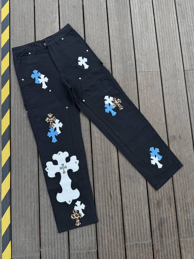 顶级版本，区别市场通货 Comehearts 伐木黑大白直筒裤顶级重工时髦设计一贯的高街奢华风格打造 说起这个风格藏银家族跟Gu家族绝对是其中的翘楚代表性品牌