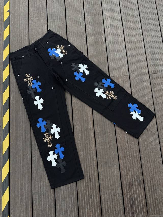 顶级版本，区别市场通货 Comehearts 黑牛伐木黑白蓝豹直筒裤顶级重工时髦设计一贯的高街奢华风格打造 说起这个风格藏银家族跟Gu家族绝对是其中的翘楚代表性