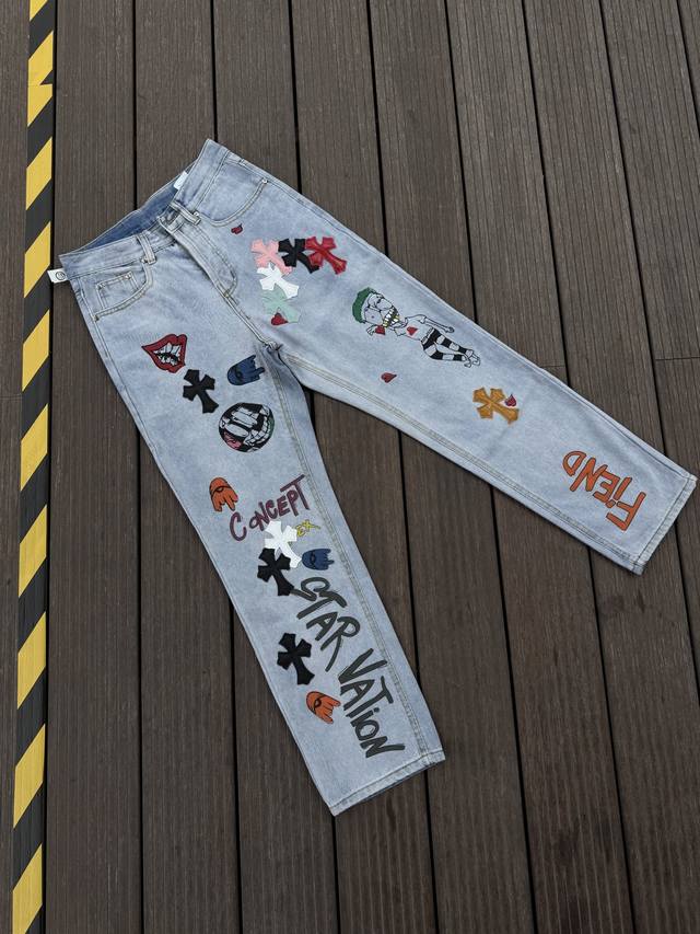 顶级版本，区别市场通货 Comehearts 蓝牛小人直筒裤顶级重工时髦设计一贯的高街奢华风格打造 说起这个风格藏银家族跟Gu家族绝对是其中的翘楚代表性品牌 尤