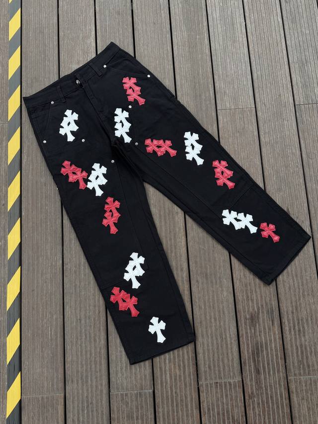 顶级版本，区别市场通货 Comehearts 黑牛伐木白红皮直筒裤顶级重工时髦设计一贯的高街奢华风格打造 说起这个风格藏银家族跟Gu家族绝对是其中的翘楚代表性品
