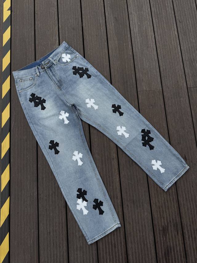 顶级版本，区别市场通货 Comehearts 蓝牛黑白直筒裤顶级重工时髦设计一贯的高街奢华风格打造 说起这个风格藏银家族跟Gu家族绝对是其中的翘楚代表性品牌 尤