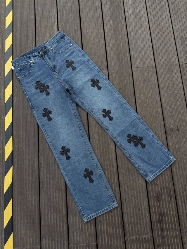 顶级版本，区别市场通货 Comehearts 蓝牛黑皮直筒裤顶级重工时髦设计一贯的高街奢华风格打造 说起这个风格藏银家族跟Gu家族绝对是其中的翘楚代表性品牌 尤