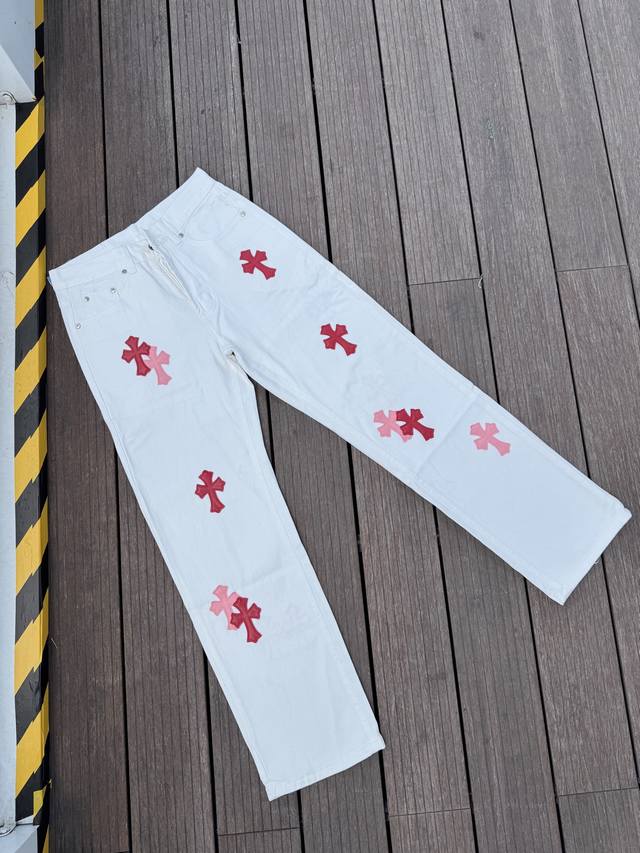 顶级版本，区别市场通货 Comehearts 白裤粉皮直筒裤顶级重工时髦设计一贯的高街奢华风格打造 说起这个风格藏银家族跟Gu家族绝对是其中的翘楚代表性品牌 尤