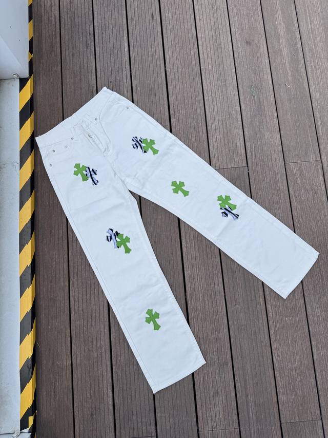 顶级版本，区别市场通货 Comehearts 白裤绿皮直筒裤顶级重工时髦设计一贯的高街奢华风格打造 说起这个风格藏银家族跟Gu家族绝对是其中的翘楚代表性品牌 尤