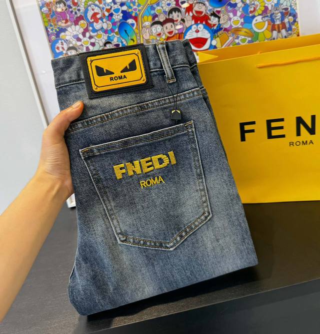 特价 不售后 只有33 34 36码款号：D107Fendi芬迪新款水洗休闲直筒小脚牛仔裤海外贸易公司限量订购，欧洲直发，精品稀出数量有限。采用优质牛仔面料制成