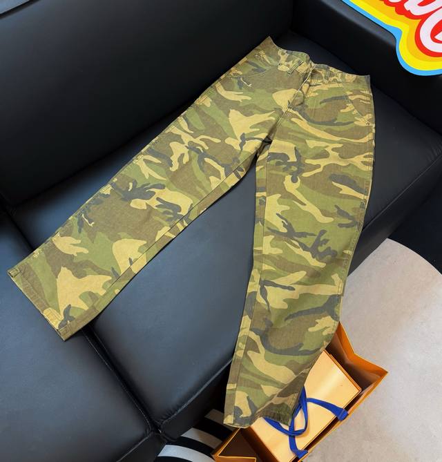 款号：D338Carhartt 迷彩 谁穿谁迷糊这次在经典工装的基础上，加了现代时尚迷彩元素。既有传统的硬朗风格，也融入了独特的剪裁、图案设计和工装细节，颜色#
