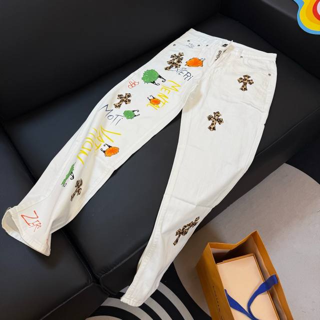 款号：D336Chrome Hearts 克罗心直筒休闲白色涂鸦豹纹贴皮牛仔裤Size #28-34满满当当的涂鸦 打破了白裤子的单调 简直就是把一幅画穿在身上