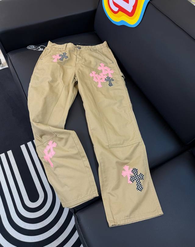 款号：D335Chrome Hearts克罗卡其粉色贴皮工装牛仔裤Size：S-Xxl 28 30 32 34 Color：卡其尺码参考28裤长100腰围723