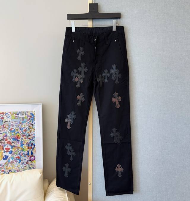 款号：D327Chromehearts 克罗黑色迷彩补丁Chino天花板级牛仔裤 专柜一条难求关于藏银这是一个绝顶奢华的时尚品牌也可以被称之为高街的贵族 一直都