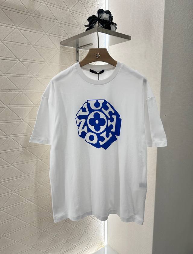 Louis Vuitto*2025新品上架 圆领印花定制Yb原生全棉材质 透气舒适 质感十足 宽松落肩短袖T恤裁剪 凸显品牌格调 采用克重纯棉制成 略带有弹力