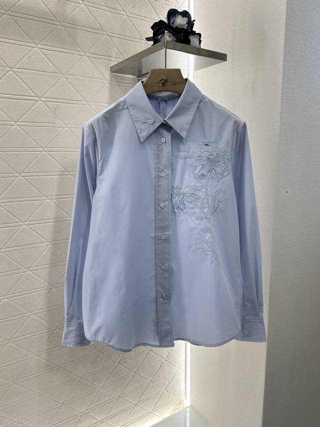 Gucc*2025新品上架 文艺花朵刺绣衬衫定制Yb斜纹全棉材质 质感舒适 立体有型 正肩翻领长袖衬衫剪裁 通体细腻肌理 单侧大身绣花工艺处理 勾勒组合成立体花