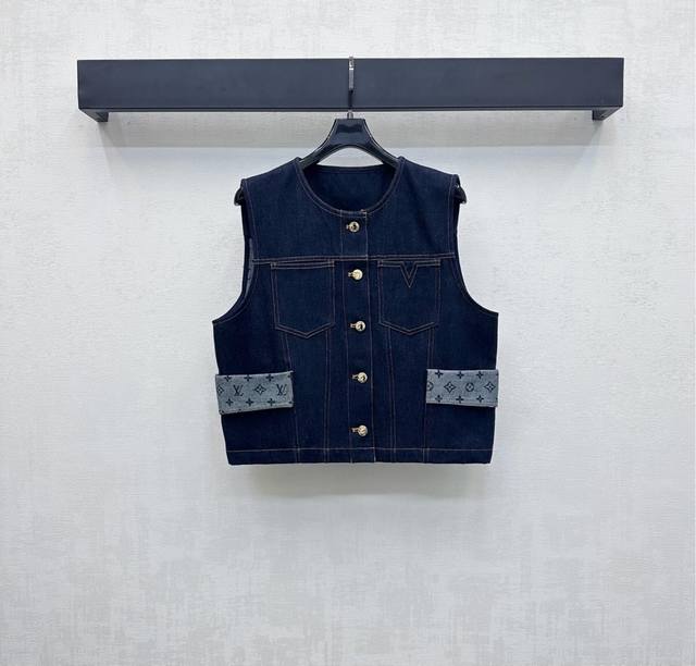 Louis Vuitto*2025新品上架 拼接牛仔马甲 定制Yb进口斜纹棉牛仔材质 多重水洗 挺括有型 通体复古深蓝拼接对称翻折灰底四叶草字母元素 彰显品牌调