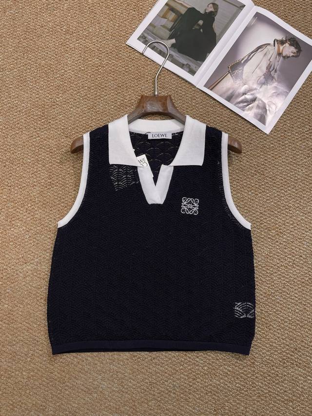 Loewe新款针织背心，绞花工艺复古又高级，落肩袖设计藏住拜拜肉～搭牛仔裤是美式复古辣妹，配短裙是甜酷少女。* 款号：376* Color：白色、宝蓝* ：