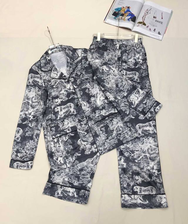 家一系列丛林动物睡衣套装 简约中流露出高奢 整件衣服做工更是非常精细！ 版型简单一目了然，美伦美幻 低调又要引人注目，必选这款 高品质 尺码Sml