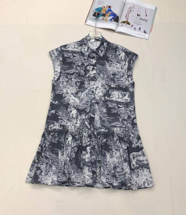 家一系列丛林动物连衣裙 简约中流露出高奢 整件衣服做工更是非常精细！ 版型简单一目了然，美伦美幻 低调又要引人注目，必选这款 高品质 尺码Sml