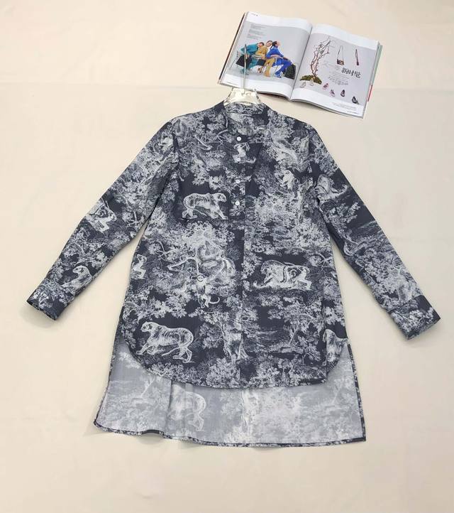 家一系列丛林动物衬衣 简约中流露出高奢 整件衣服做工更是非常精细！ 版型简单一目了然，美伦美幻 低调又要引人注目，必选这款 高品质 尺码Sml