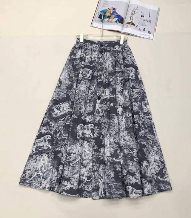 家一系列丛林动物半裙 简约中流露出高奢 整件衣服做工更是非常精细！ 版型简单一目了然，美伦美幻 低调又要引人注目，必选这款 高品质 尺码Sml