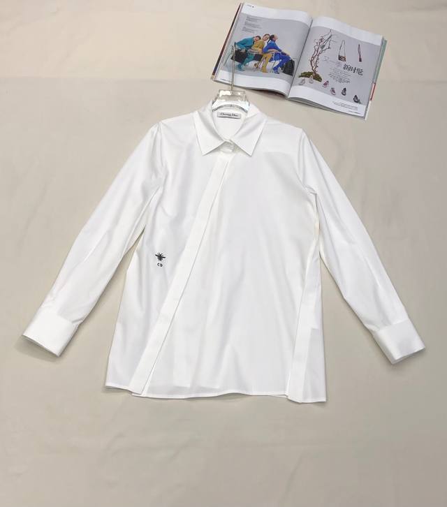 4Io* 25Ss新款衬衫 纽扣式斜边版型 小蜜蜂刺绣装饰 简约设计 高品质 单色三码Sml