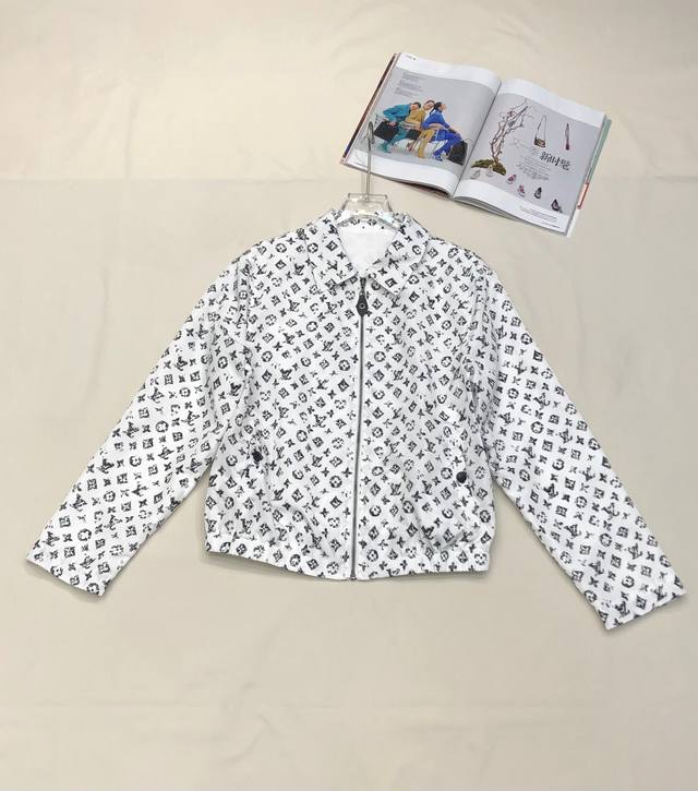 Louis Vuitton*2025早秋新款夹克外套 老花Logo印花面料 定制拉链头 纽扣 版型宽松有型 单色Sml
