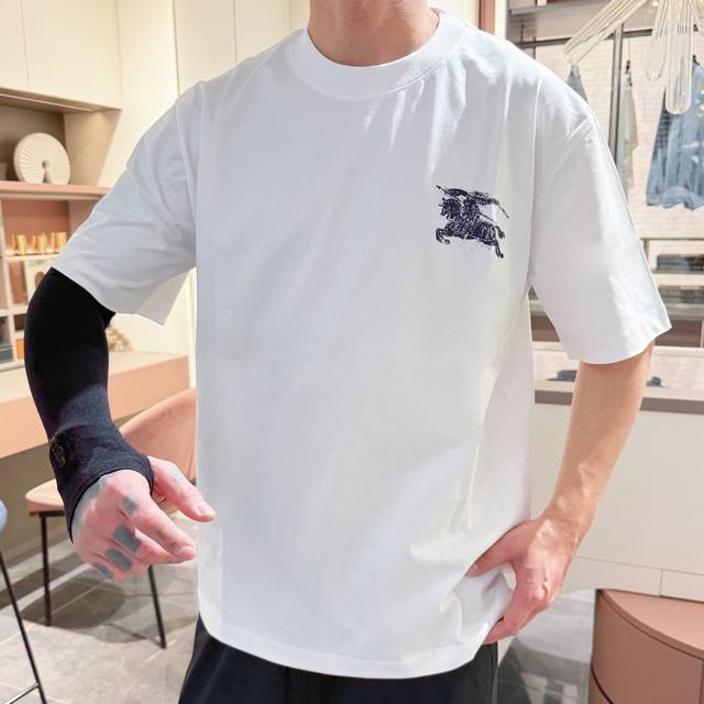 Bbr* 顶级货品2025春夏新款首发专柜最新款短袖圆领T恤 高端订制 设计前卫时尚！品牌Logo重工艺设计 高端定制260克面料.手感柔软.穿着舒适.专柜级别