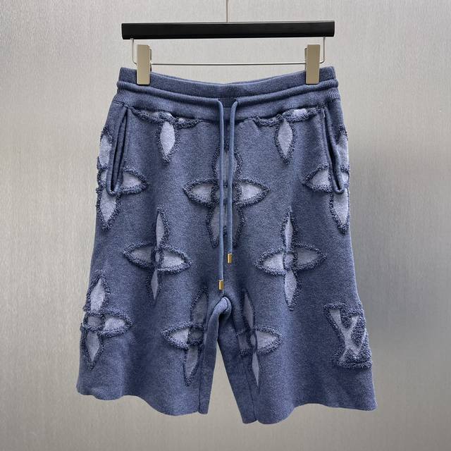 Lu 立体环绕花卉图案短裤Size : S-Xl本款棉质圆领衫以大号Monogram 花卉字母彰显瞩目格调，再采用珠皮呢缝线于图案边缘勾勒立体肌理。