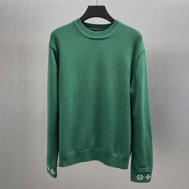Lu 山羊绒套头衫Size : S-Xl P90,800本款圆领套头衫取材柔软山羊绒针织，以当季明丽色调传递典雅韵味，再为罗纹袖口融入撞色 Monogram 图