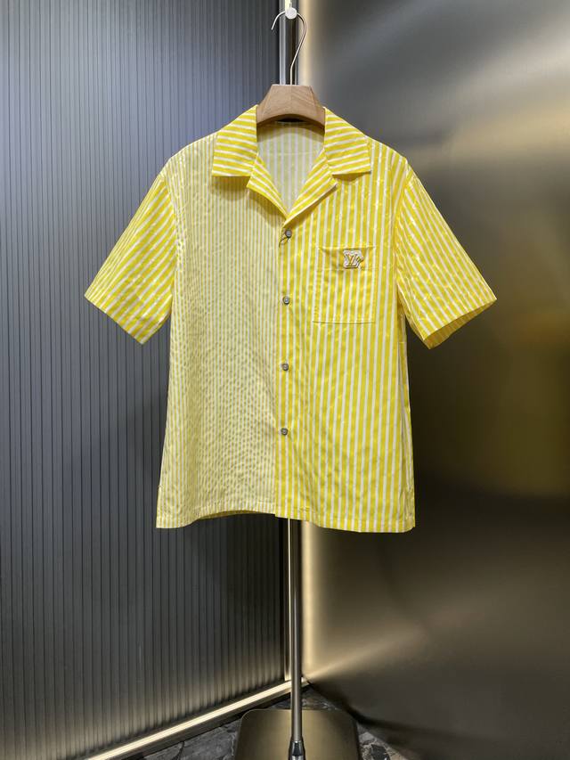 Louis Vuitton 顶级原单 2025新品上架暗纹提花条纹短袖衬衫定制Yb斜纹全棉材质 质感舒适 吸湿透气 短袖衬衫裁剪 宽松廓形打造度假松弛感 通体黄