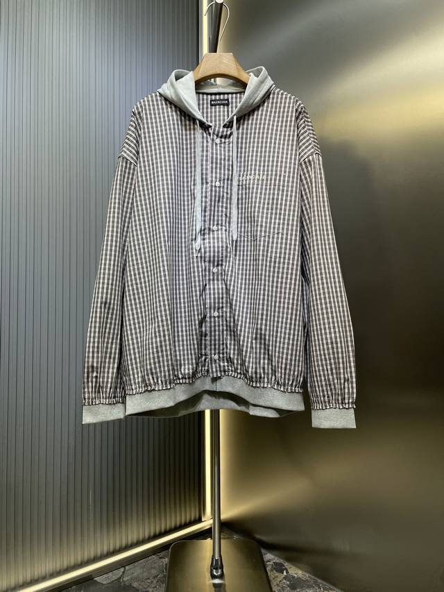 Balenciaga 顶级原单 巴黎Blcg 拼接格纹连帽外套面料采用订染高密格纹面料 起订量1000米 螺纹 拼接针织面料8条布起订 纽扣选用的是一级贝壳扣