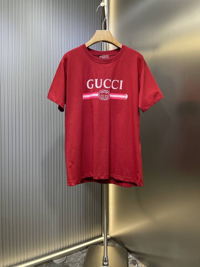 Gucci 顶级原单 安可拉红饰印花针织棉T恤日常服饰单品缀饰锁边或典藏标识，绽现优雅都市格调。这款T恤以安可拉红针织棉匠心打造，缀饰标识和织带互扣式印花，尽释
