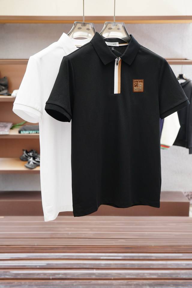 Loewe罗意威 夏季新款T恤翻领短袖Polo衫，专柜定制面料 透气舒适度高，材质:69.7%棉 26.4%聚酯纤维 3.9%氨纶款式:通款细节无可挑剔，品牌元