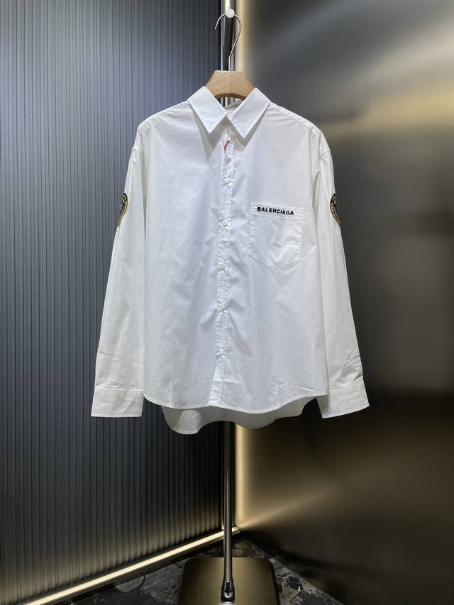 Balenciaga 顶级原单 标识刺绣徽章衬衫定制轻逸凝忆棉平纹料 质感卓越 舒适贴肤 以纯净无瑕的白色为底色 极致的简约美学 标志性Balenciaga标识