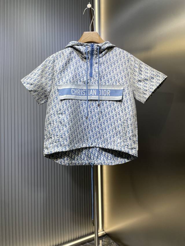 Dior 顶级原单 提花冲锋短袖外套 定制Yb进口提花冲锋材质 质感高级 挺括有型 冲锋休闲短袖外套 大身以字母提花图案满印 腰间缝制蜜蜂Cd标 彰显华丽老钱感
