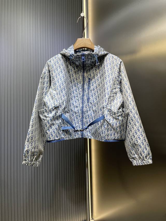 Dior 顶级原单 老花夹克外套 原版开发 这款连帽夹克饰以金色 Oblique 提花，回溯 Dior 于 1967 年推出的经典图案 定制的金色塔夫绸科技提花