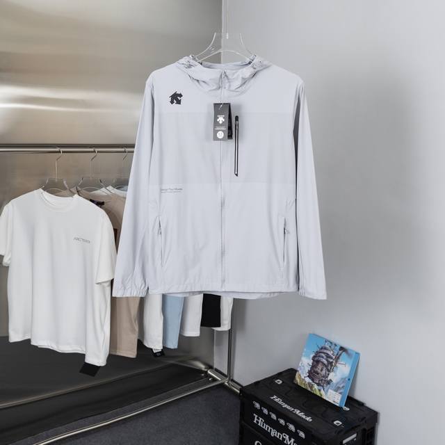 Descente 迪桑特 防晒服2025年 新款 夏季 防晒衣 运动 休闲 外套户外徒步时的轻便之选、好像和身体融为一体，这款轻便防风雨外套防晒服是户外活动的舒